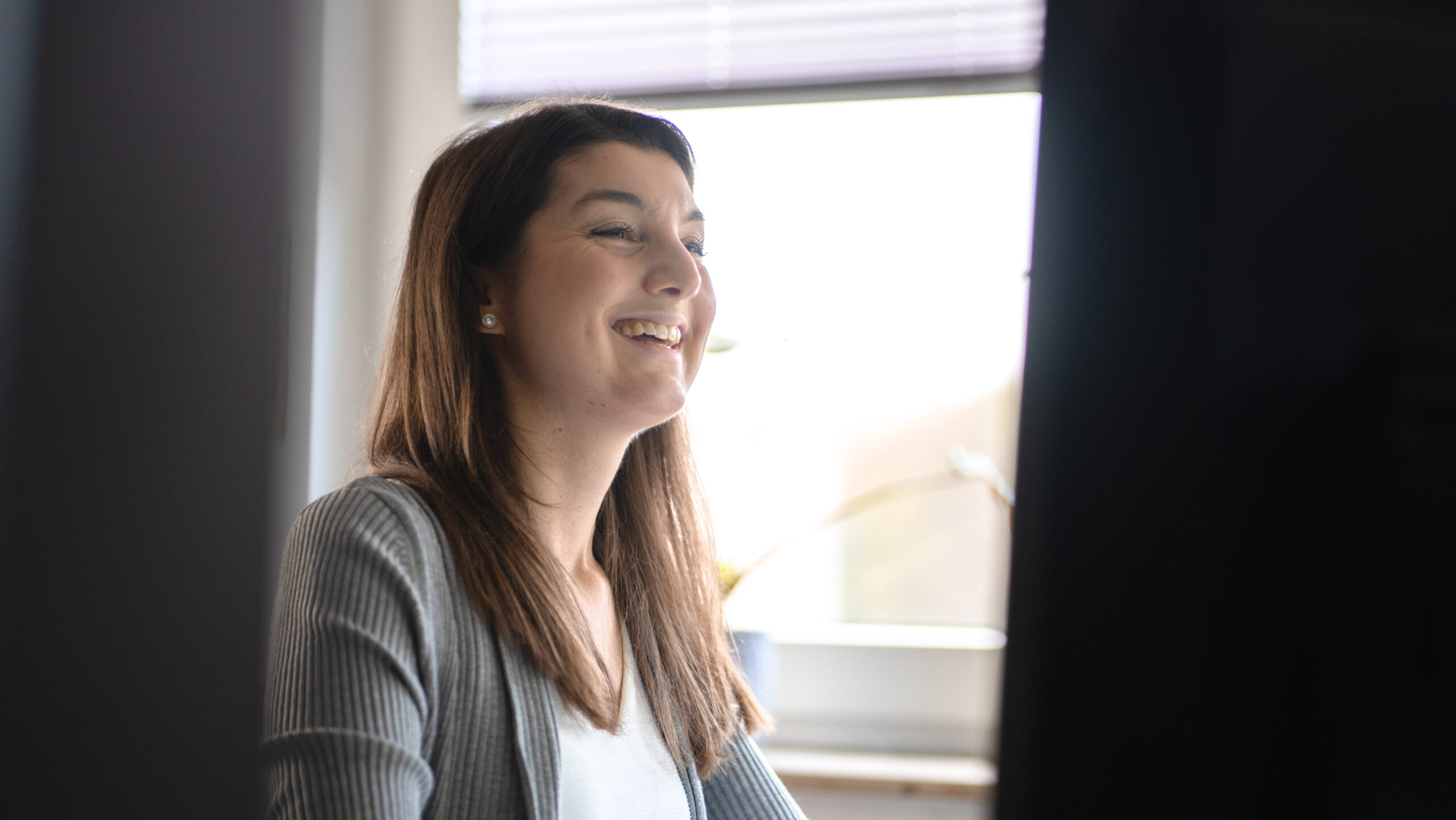 Lächelnde Mitarbeiterin in der Kanzlei von Steuerberater Marc O. Lippke bei einem Beratungsgespräch.